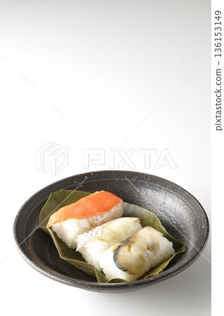 白色背景上的鮭魚、鯛魚和鯖魚柿葉壽司照片 136153149