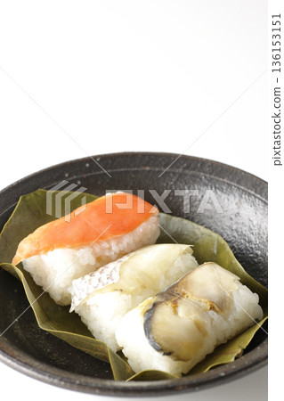 白色背景上的鮭魚、鯛魚和鯖魚柿葉壽司照片 136153151