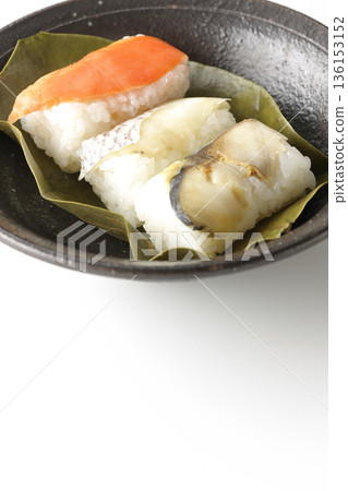 白色背景上的鮭魚、鯛魚和鯖魚柿葉壽司照片 136153152
