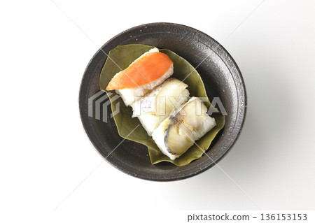 白色背景上的鮭魚、鯛魚和鯖魚柿葉壽司照片 136153153