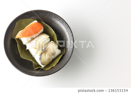 白色背景上的鮭魚、鯛魚和鯖魚柿葉壽司照片 136153154
