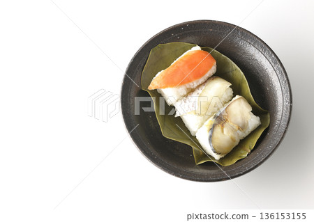 白色背景上的鮭魚、鯛魚和鯖魚柿葉壽司照片 136153155