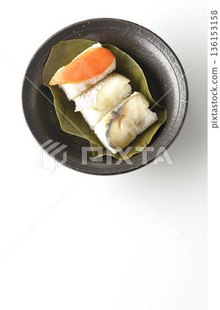 白色背景上的鮭魚、鯛魚和鯖魚柿葉壽司照片 白色背景上的鮭魚、鯛魚和鯖魚柿葉壽司照片 136153158