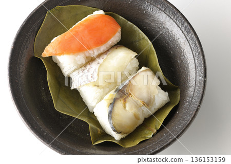 白色背景上的鮭魚、鯛魚和鯖魚柿葉壽司照片 白色背景上的鮭魚、鯛魚和鯖魚柿葉壽司照片 136153159