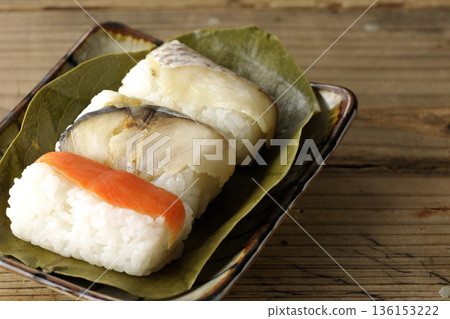 柿葉包裹的鮭魚、鯛魚和鯖魚壽司 136153222