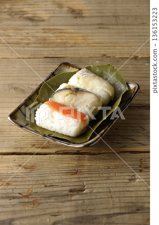 柿葉包裹的鮭魚、鯛魚和鯖魚壽司 136153223