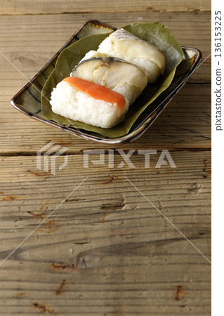 柿葉包裹的鮭魚、鯛魚和鯖魚壽司 柿葉包裹的鮭魚、鯛魚和鯖魚壽司 136153225