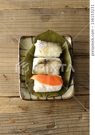 柿葉包裹的鮭魚、鯛魚和鯖魚壽司 136153231