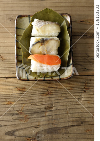 Salmon, sea bream and mackerel sushi wrapped in persimmon leaves 136153233