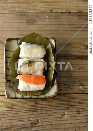 柿葉包裹的鮭魚、鯛魚和鯖魚壽司 136153235