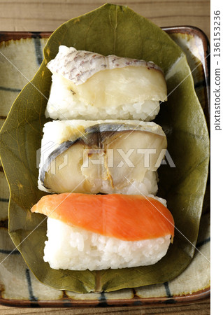 柿葉包裹的鮭魚、鯛魚和鯖魚壽司 柿葉包裹的鮭魚、鯛魚和鯖魚壽司 136153236