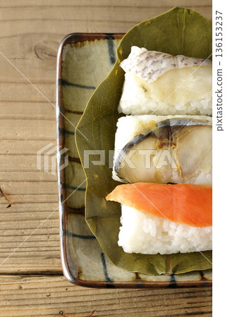 柿葉包裹的鮭魚、鯛魚和鯖魚壽司 柿葉包裹的鮭魚、鯛魚和鯖魚壽司 136153237