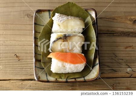 柿葉包裹的鮭魚、鯛魚和鯖魚壽司 136153239