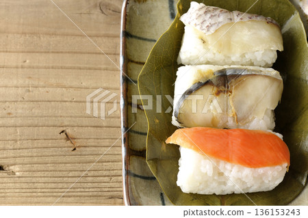 柿葉包裹的鮭魚、鯛魚和鯖魚壽司 柿葉包裹的鮭魚、鯛魚和鯖魚壽司 136153243