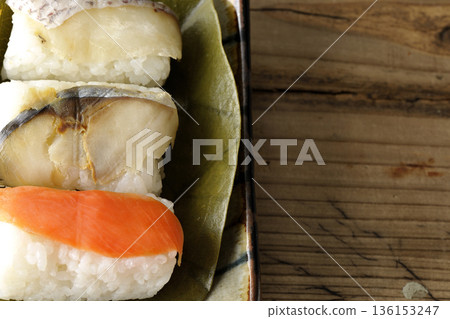 柿葉包裹的鮭魚、鯛魚和鯖魚壽司 柿葉包裹的鮭魚、鯛魚和鯖魚壽司 136153247