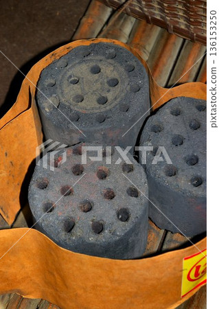 將煤粉、焦炭、木炭等與黏合劑混合，模壓成帶有蓮花狀孔洞的圓柱形固體燃料…“煤球” 136153250