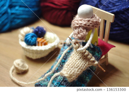 Photo of a doll knitting with needles, miniature, ball of yarn, hobby, knitting Photo of a doll knitting with needles, miniature, ball of yarn, hobby, knitting 136153300