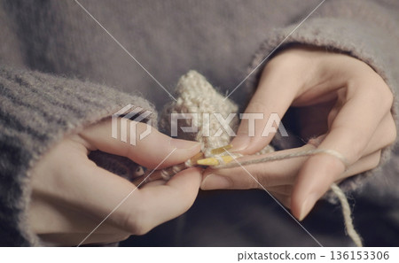 一張用環形針編織毛線的雙手照片。編織,平針,嗜好 一張用環形針編織毛線的雙手照片。編織,平針,嗜好 136153306