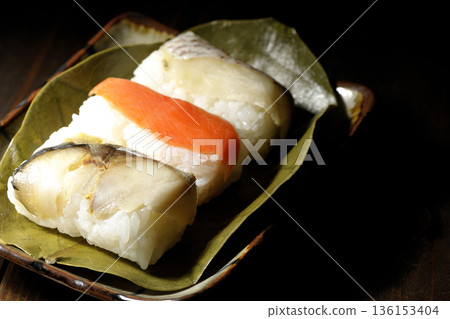 柿葉包裹的鮭魚、鯛魚和鯖魚壽司 136153404