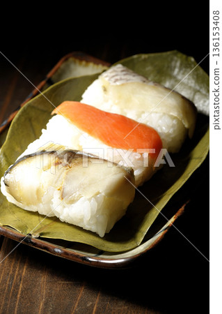 柿葉包裹的鮭魚、鯛魚和鯖魚壽司 柿葉包裹的鮭魚、鯛魚和鯖魚壽司 136153408