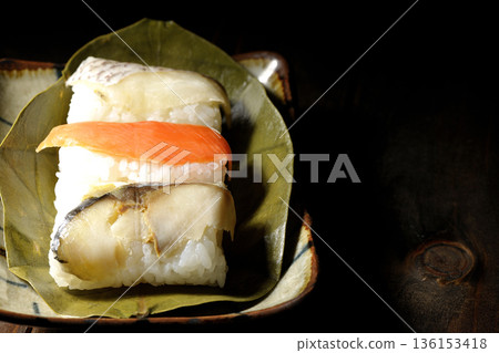 柿葉包裹的鮭魚、鯛魚和鯖魚壽司 136153418