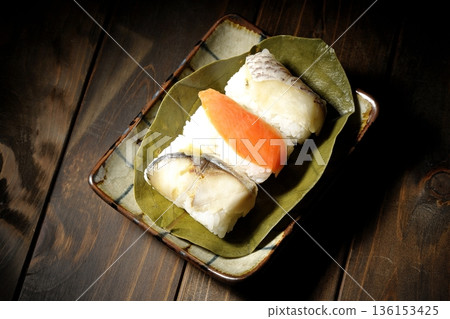 柿葉包裹的鮭魚、鯛魚和鯖魚壽司 136153425