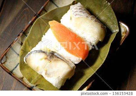 柿葉包裹的鮭魚、鯛魚和鯖魚壽司 柿葉包裹的鮭魚、鯛魚和鯖魚壽司 136153428