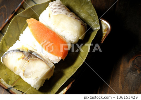 柿葉包裹的鮭魚、鯛魚和鯖魚壽司 柿葉包裹的鮭魚、鯛魚和鯖魚壽司 136153429