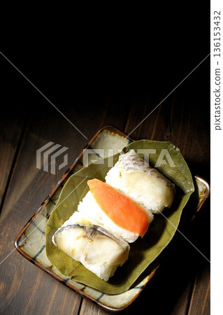 Salmon, sea bream and mackerel sushi wrapped in persimmon leaves 136153432
