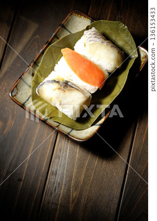 Salmon, sea bream and mackerel sushi wrapped in persimmon leaves 136153433