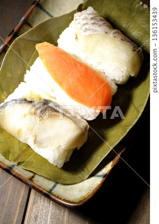 Salmon, sea bream and mackerel sushi wrapped in persimmon leaves 136153439