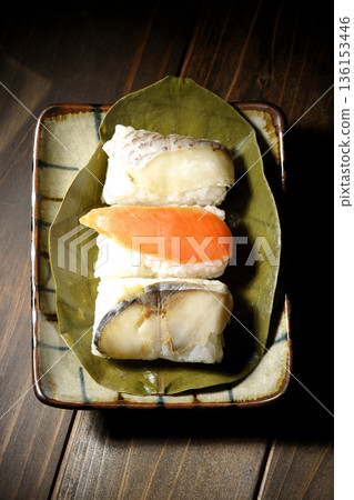 柿葉包裹的鮭魚、鯛魚和鯖魚壽司 136153446