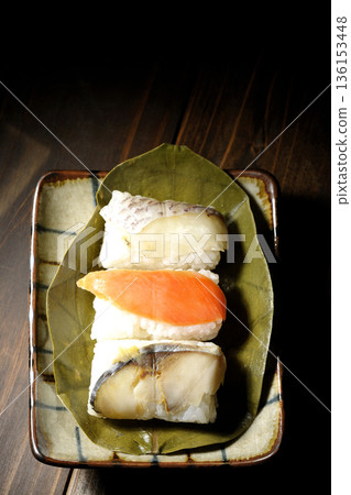 柿葉包裹的鮭魚、鯛魚和鯖魚壽司 136153448