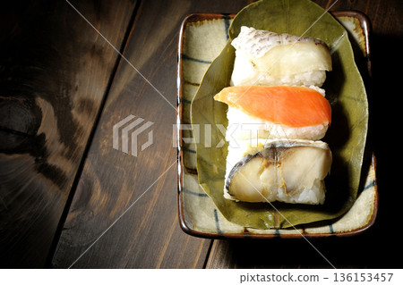 柿葉包裹的鮭魚、鯛魚和鯖魚壽司 136153457