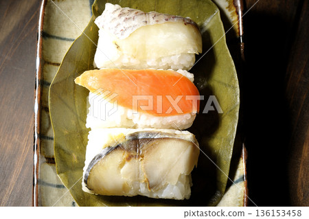 柿葉包裹的鮭魚、鯛魚和鯖魚壽司 136153458