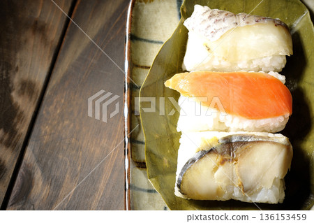 柿葉包裹的鮭魚、鯛魚和鯖魚壽司 136153459