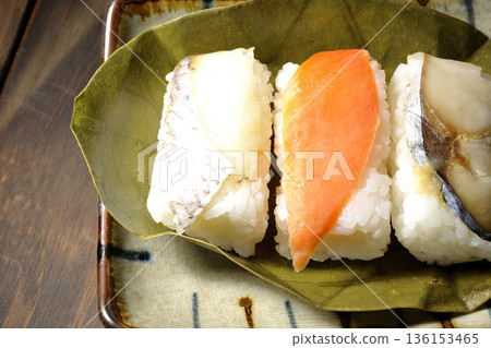 柿葉包裹的鮭魚、鯛魚和鯖魚壽司 柿葉包裹的鮭魚、鯛魚和鯖魚壽司 136153465