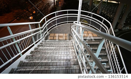 連接建築物上下層的拱形室外樓梯 136153514