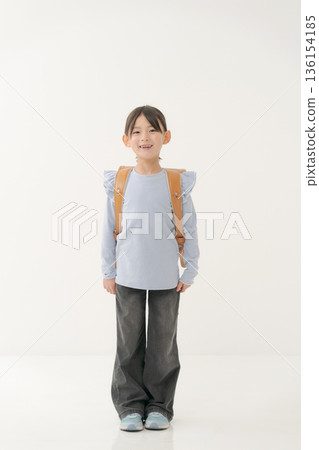 女孩背著書包 136154185