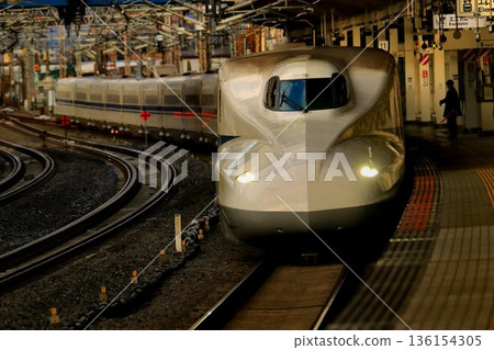 進入東海道新幹線米原站…[N700A] 136154305