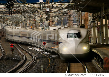進入東海道新幹線米原站…[N700A] 136154379