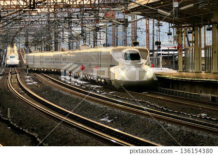 進入東海道新幹線米原站…[N700A] 136154380