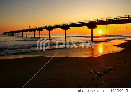 The Hasaki Marine Research Facility, the largest observation pier in Japan at 427 meters in length, shines in the morning sun at Sudahama Beach. 136154645