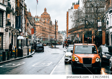 倫敦騎士橋，林立著許多奢華百貨商店 136154691