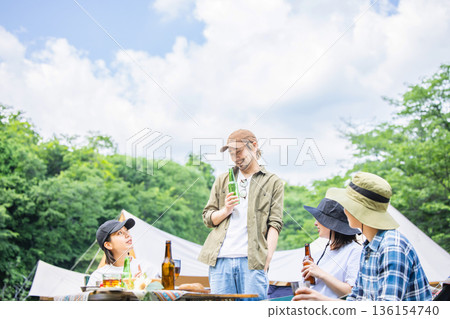 年輕人享受露營 136154740