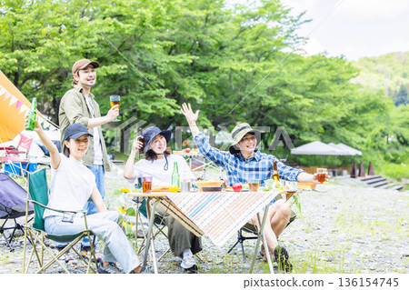 年輕人享受露營 136154745