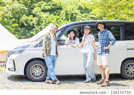 家庭享受露營 136154750