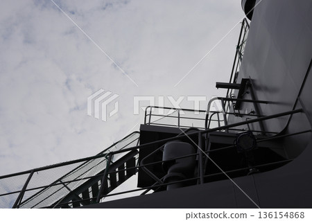 從自衛隊運輸艦「日本晴號」的中央甲板上抬頭望向船首 136154868
