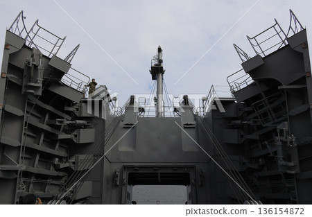 自衛隊運輸艦「日本晴號」的船首兩側均設有舷梯門。 136154872