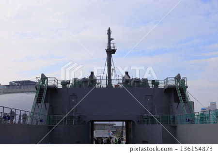 從抵達高松港的自衛隊運輸艦「日本晴號」的中央甲板上眺望香川穴吹競技場的穹頂。 從抵達高松港的自衛隊運輸艦「日本晴號」的中央甲板上眺望香川穴吹競技場的穹頂。 136154873